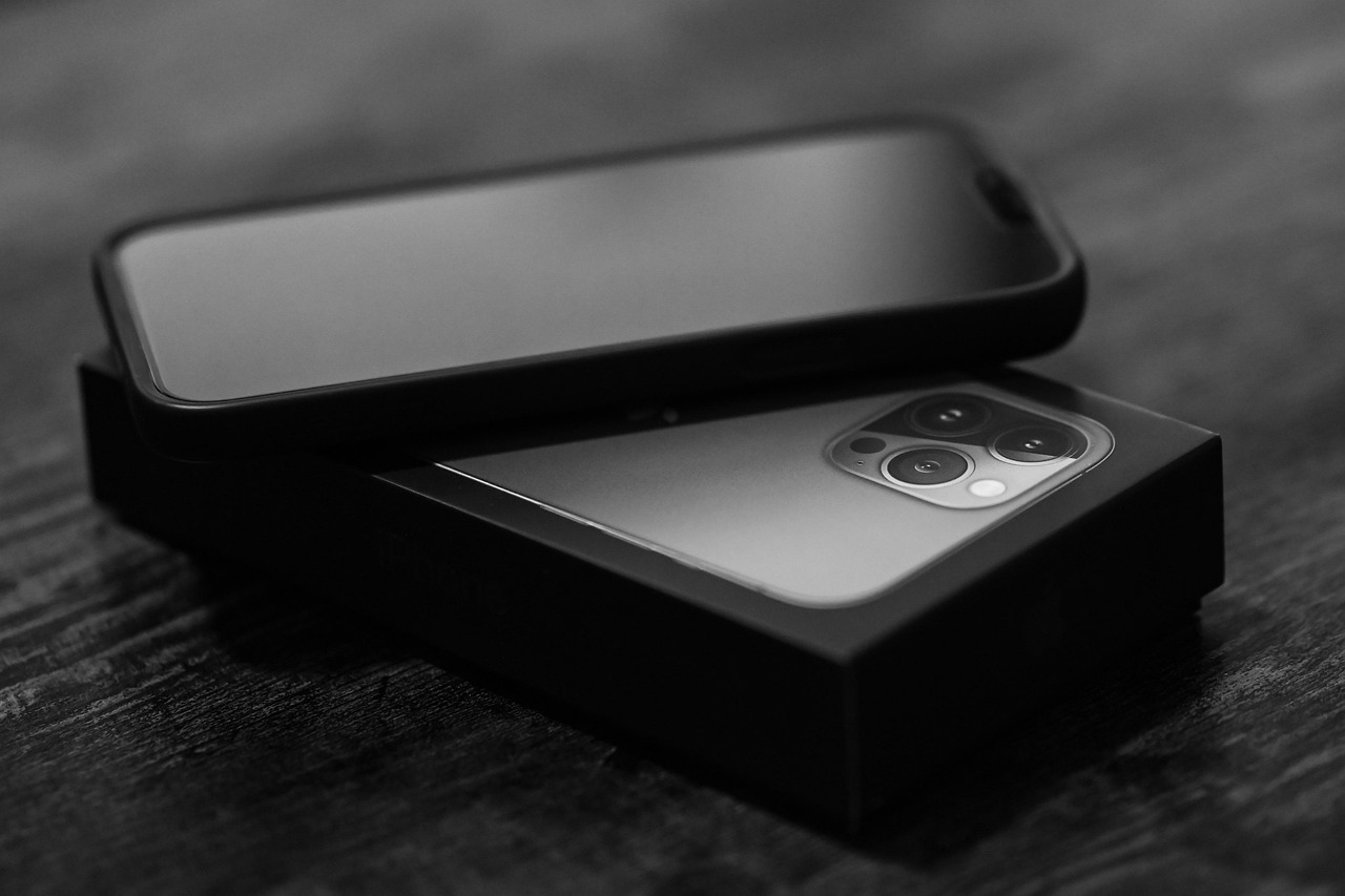 iPhone 18 Pro Max Cases: Floral and Vintage-Inspired Styles